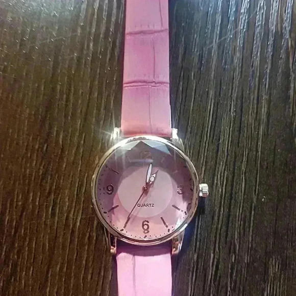 Pink beveled women's quartz watch - Picture 3 of 7